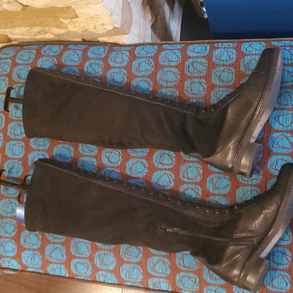 STUART WEITZMAN COMBAT LIKE BOOTS. 7.5 - Picture 9 of 12